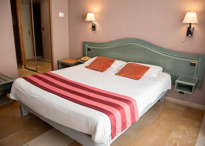 Logis Le Saint Nicolas Hotel 3*